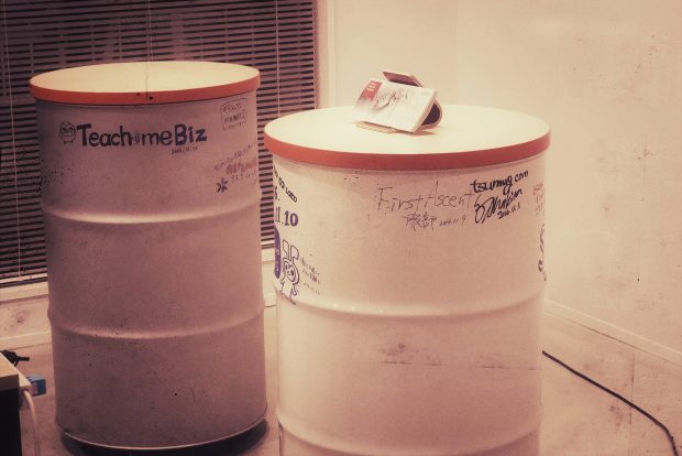 THE BRIDGE X のドラム缶のテーブル