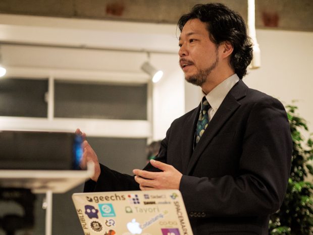 登壇中の筆者（渡部知記）